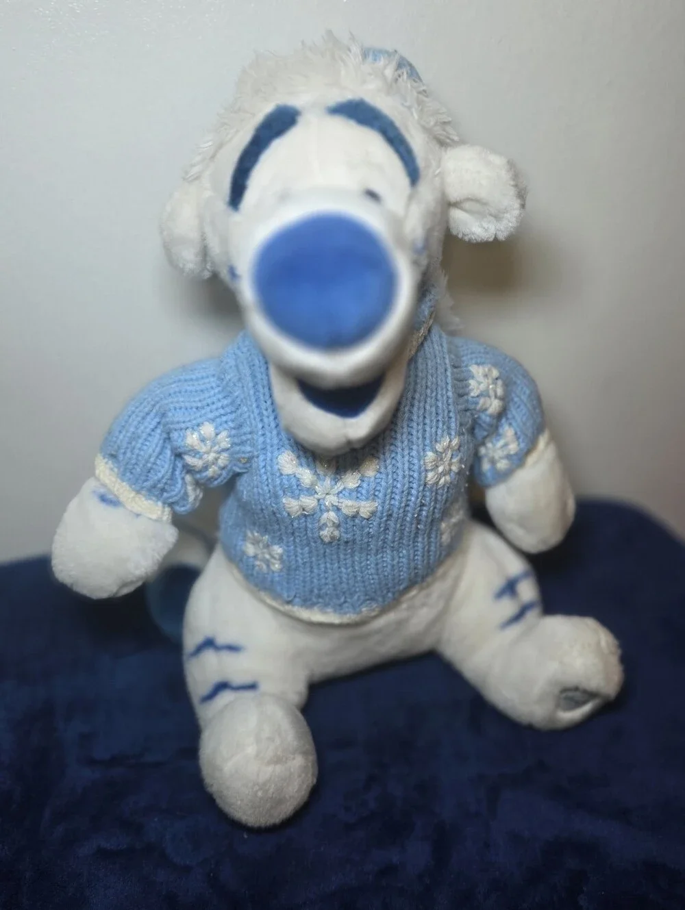 VTG RETIRED Disney Store Exclusive Winter White Tigger 14